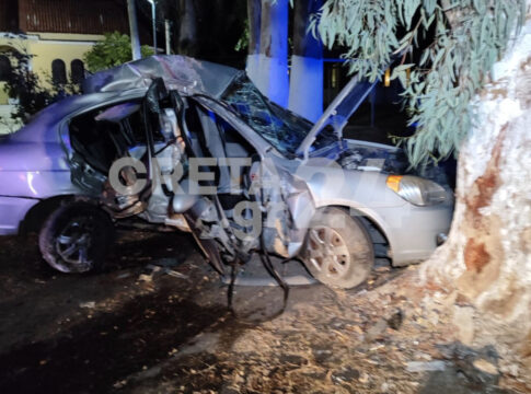 Κρήτη: Αυτοκίνητο «καρφώθηκε» σε δέντρο – Νεκρός ένας 18χρονος, δύο τραυματίες