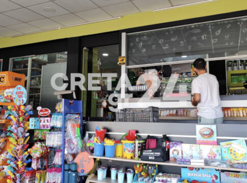 Κρήτη: Ένοπλη ληστεία σε μίνι μάρκετ – Η στιγμή που ο δράστης απειλεί με μαχαίρι την υπάλληλο