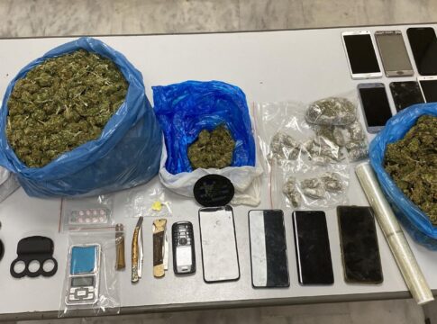 Κρήτη: Τρεις συλλήψεις για διακίνηση ναρκωτικών – Είχαν στην κατοχή τους μαχαίρια και σιδερογροθιά