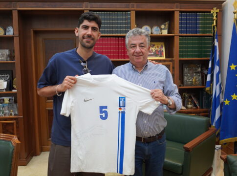 Με τον Α. Μπουχαλάκη εκ των αρχηγών της Εθνικής Ομάδας Ποδοσφαίρου συναντήθηκε ο Περιφερειάρχης Κρήτης