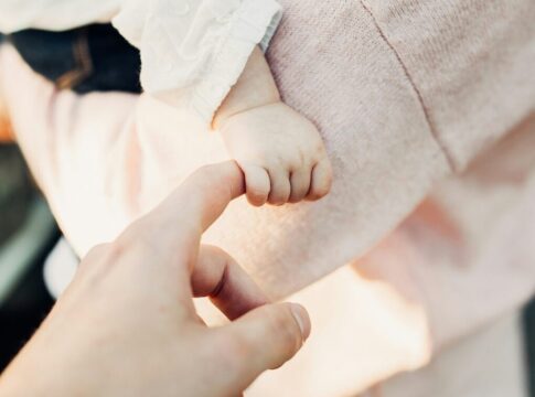 Μόνιμες προσλήψεις μαιών και μαιευτών σε όλα τα νοσοκομεία της Κρήτης ζητούν βουλευτές του ΚΚΕ