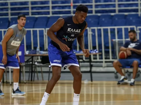 Ο Γιάννης Αντετοκούνμπο προπονήθηκε με την Εθνική μπάσκετ και παίζει κόντρα στις Μπαχάμες