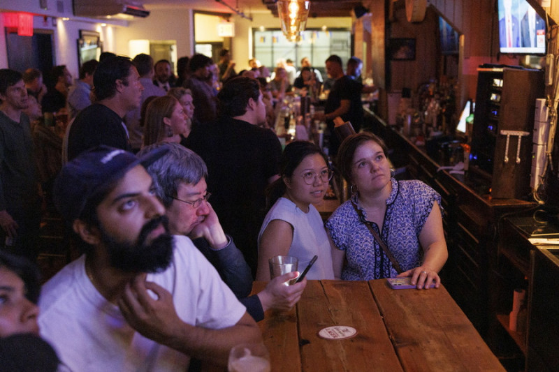 Δημοκρατικοί παρακολουθούν το ντιμπέιτ