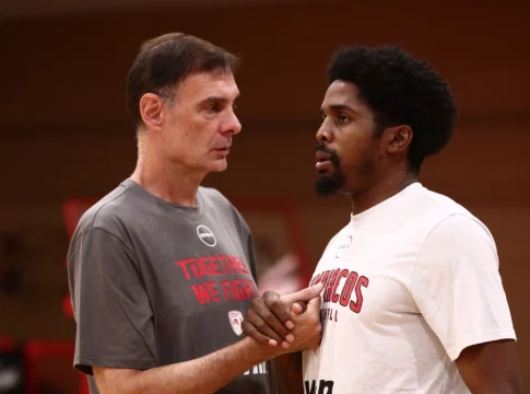 Ολυμπιακός: Ο ΜακΚίσικ κυκλοφορεί στη Σύρο με μπλουζάκι με το πρόσωπο του Μπαρτζώκα – Φωτογραφία