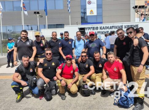 Πυροσβέστες από το Ηράκλειο στη συγκέντρωση διαμαρτυρίας έξω από το υπουργείο Πολιτικής Προστασίας