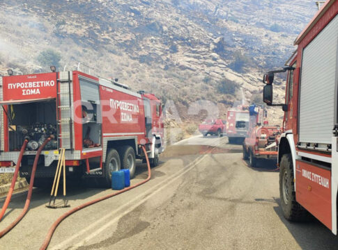 Ρέθυμνο: Υπό έλεγχο η φωτιά στα Τρία Μοναστήρια – Μεγάλη αναζωπύρωση στα Ακούμια