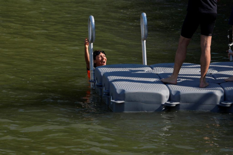 Anne Hidalgo: Η δήμαρχος του Παρισιού κολύμπησε στον Σηκουάνα – Βίντεο