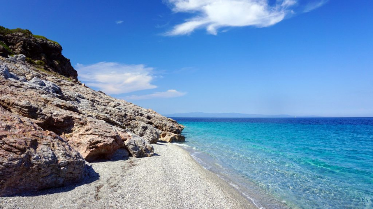 «Απάτητες Παραλίες»: Πού απαγορεύεται ακόμα και η ομπρέλα