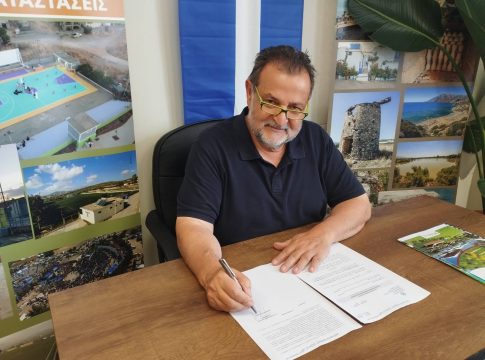 Έπεσαν οι υπογραφές για τη σύμβαση ανάθεσης του κοινόχρηστου χώρου της πλατείας Μεταμόρφωσης και αποκατάστασης του κτιρίου της πρώην Κοινότητας Αρκαλοχώριου