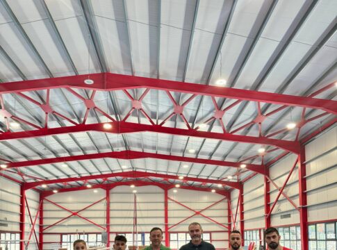 Επίσκεψη του Μανόλη Χνάρη σε αθλητικές εγκαταστάσεις του Ρεθύμνου