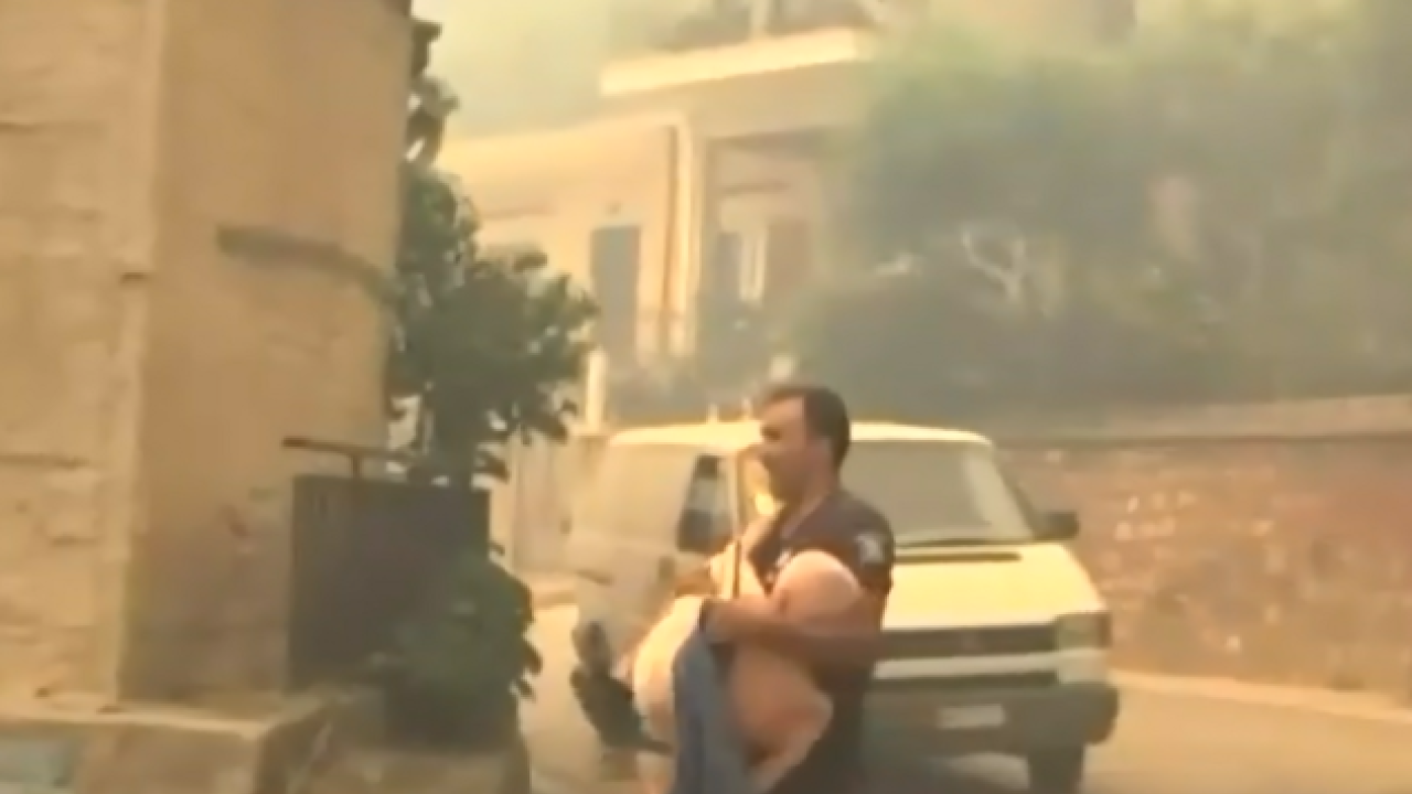 Φωτιά στην Πάτρα: Αστυνομικός απομακρύνει ηλικιωμένο παίρνοντας τον αγκαλιά