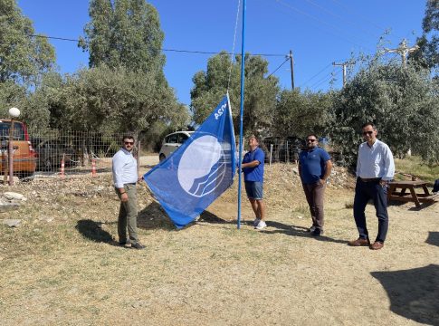 Γαλάζιες σημαίες σε 13 παραλίες του Δήμου Χανίων