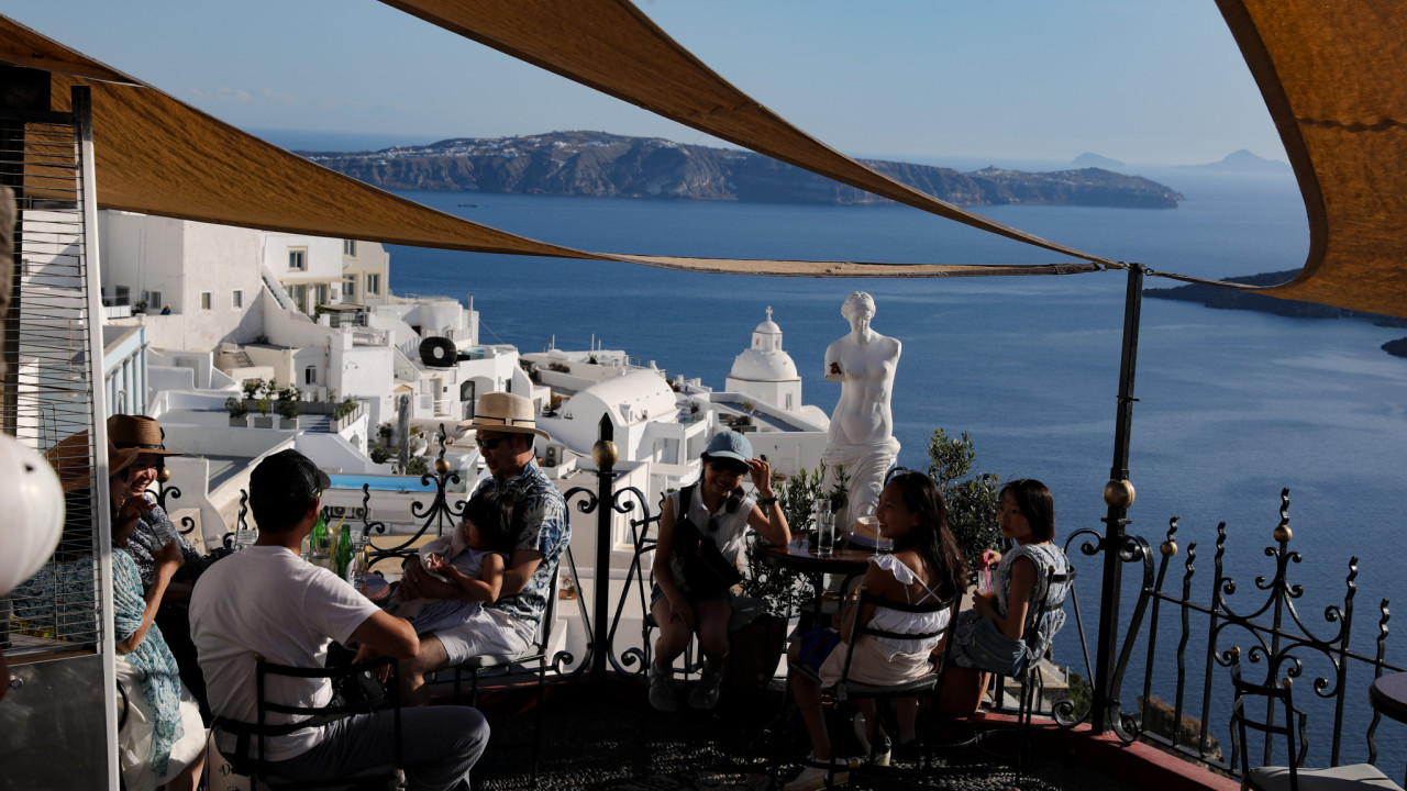 «Καμπανάκι» από το Ευρωκοινοβούλιο για τον υπερτουρισμό στην Ελλάδα