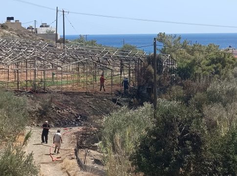 Κρήτη: Κινητοποίηση της Πυροσβεστικής για φωτιά σε εγκαταλελειμμένο θερμοκήπιο (εικόνες)