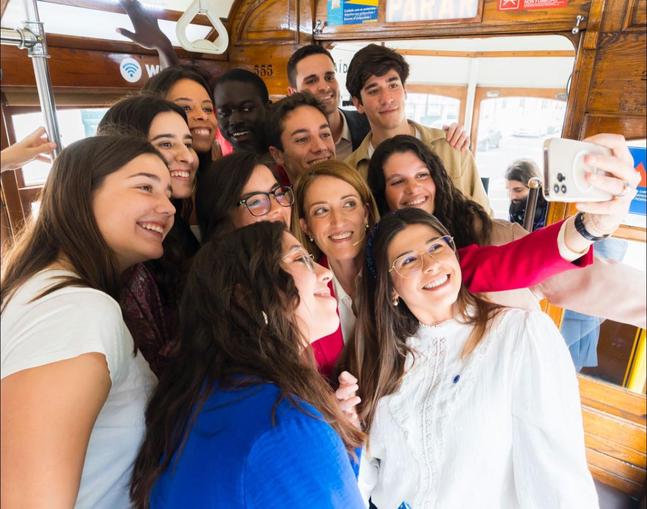 Μπορεί να είναι εικόνα 7 άτομα και τελεφερίκ