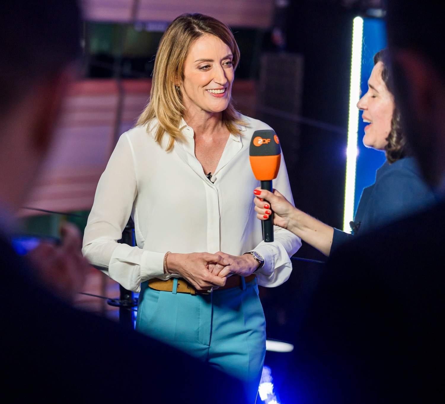 Μπορεί να είναι εικόνα 2 άτομα, τηλεόραση και αίθουσα σύνταξης