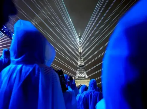 Πώς είδαν τα διεθνή ΜΜΕ την τελετή έναρξης: «Βρεγμένη, παράξενη, αρκετά όμορφη, σίγουρα αξέχαστη»