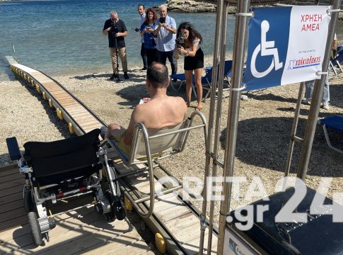 Προσβάσιμη σε όλους η παραλία της Λυγαριάς με το σύστημα αυτόνομης πρόσβασης στη θάλασσα για άτομα με αναπηρίες
