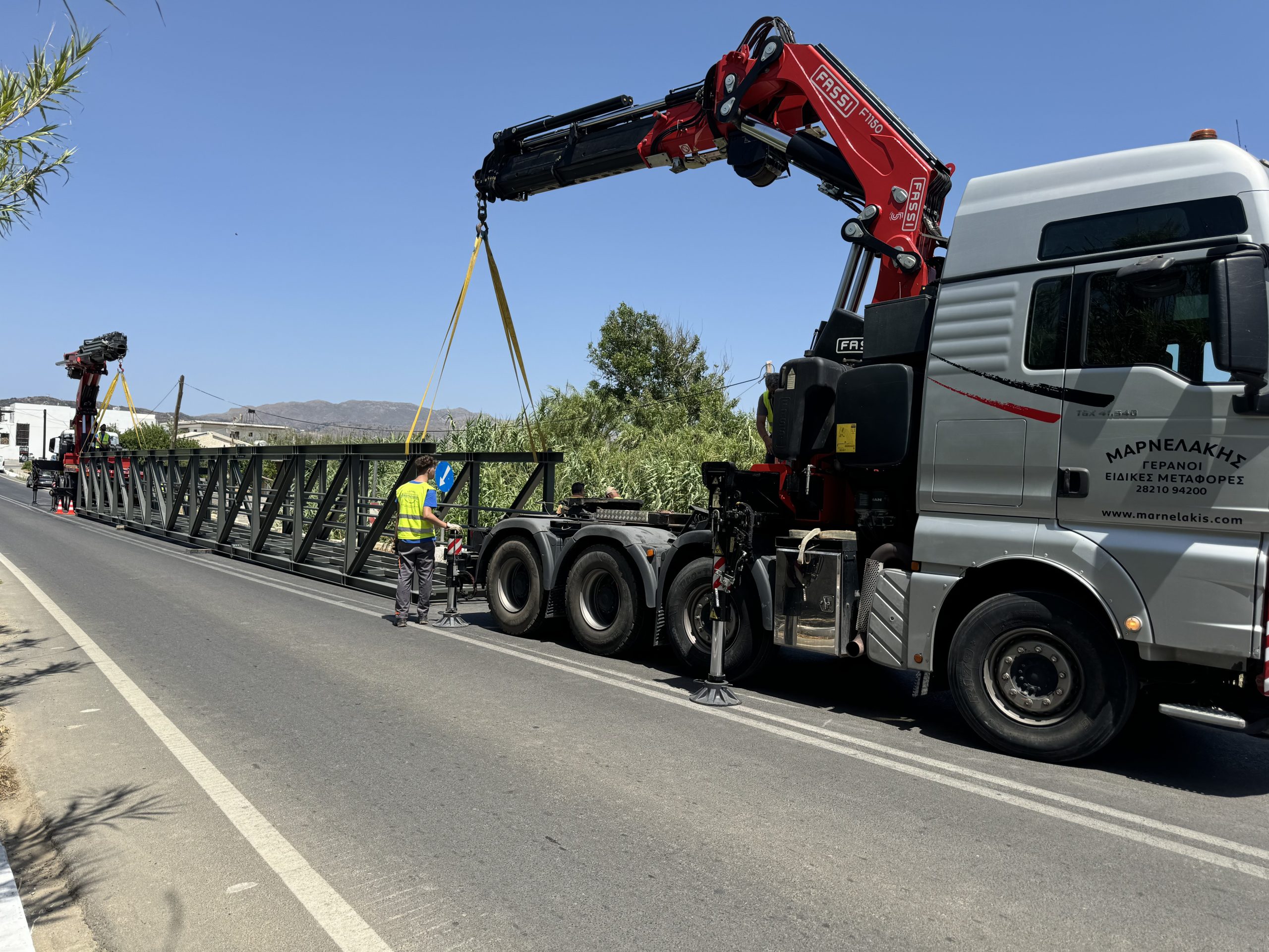 Σε εξέλιξη βρίσκονται οι εργασίες για την κατασκευή της  νέας μεταλλικής πεζογέφυρας επί της Π.Ε.Ο στα Καμισιανά, στο Δήμο Πλατανιά. Μετά την ένταξη του έργου στο Τεχνικό Πρόγραμμα της Περιφέρειας Κρήτης και την ολοκλήρωση της Μελέτης   Εφαρμογής, πραγματοποιήθηκε η ανάθεση για την κατασκευή της νέας Μεταλλικής Πεζογέφυρας στα Καμισιανά.

Το προηγούμενο διάστημα κατασκευάσθηκαν τα βάθρα της νέας πεζογέφυρας  και πρόσφατα τοποθετήθηκε ο μεταλλικός σκελετός, για την  ασφαλή  διέλευση των κατοίκων και των επισκεπτών.

Όπως δήλωσε ο Δήμαρχος Πλατανιά, κος Ιωάννης Μαλανδράκης, “ ... ένα χρόνιο αίτημα του Δήμου μας, αλλά και των κατοίκων και επιχειρηματιών της περιοχής υλοποιείται, όπου παράλληλα  και με την κατασκευή των νέων πεζοδρομίων από το Μάλεμε έως το Κολυμβάρι, που ξεκινούν στο επόμενο διάστημα οι εργασίες για την κατασκευή τους,  πραγματοποιείται αναβάθμιση της προσβασιμότητας  στο τμήμα της  Π.Ε.Ο., στα όρια του Δήμου Πλατανιά...”

