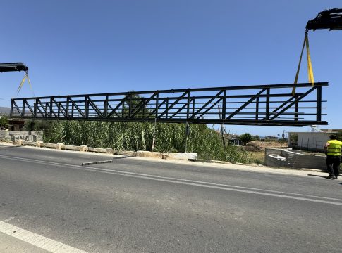 Σε εξέλιξη οι εργασίες για την κατασκευή της νέας Μεταλλικής Πεζογέφυρας επί της Π.Ε.Ο στα Καμισιανά