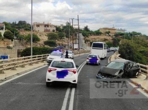 Σφοδρή σύγκρουση αυτοκινήτων στον ΒΟΑΚ