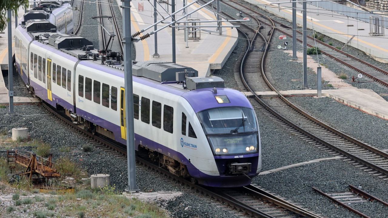 Σύγκρουση τρένου με φορτηγό στην Αυλίδα - Δεν υπήρξε τραυματισμός