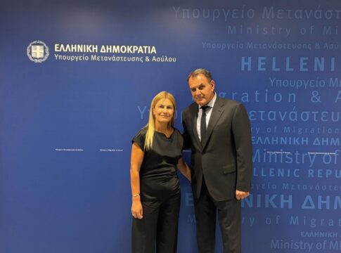 Συνάντηση Σέβης Βολουδάκη με τον Υπουργό Μετανάστευσης και Ασύλου