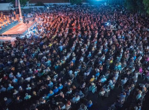 Θερμό χειροκρότημα από χιλιάδες πολίτες στον καταξιωμένο δημιουργό Βασίλη Σκουλά