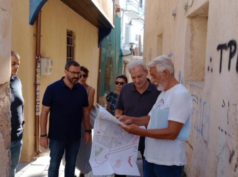 Αυτοψία του Δημάρχου Ηρακλείου στην Αγία Τριάδα – Στο επίκεντρο οι μελέτες του έργου ανάπλασης