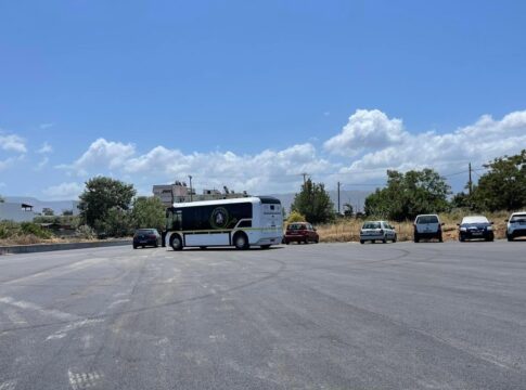 Διαγραμμίζεται ο περιφερειακός υπαίθριος χώρος στάθμευσης του Δήμου Χανίων στον Κλαδισό