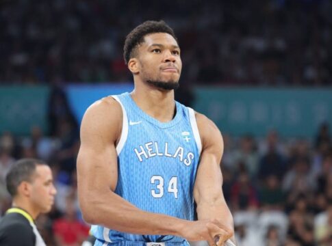 Εκπληκτικός Αντετοκούνμπο – «Με είδε ο πατέρας μου στον παράδεισο με τη σημαία και χόρευε»