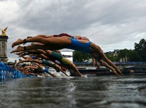 «Ένιωσα και είδα πράγματα που δεν θέλω να σκέφτομαι» – Τι λέει αθλήτρια που κολύμπησε στον Σηκουάνα