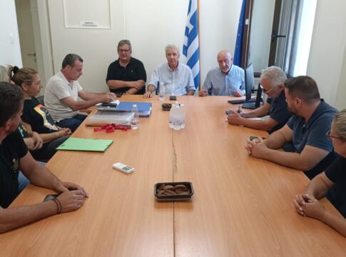 Ευρεία σύσκεψη στο Δημαρχείο Σφακίων για το έργο της «Κατασκευής προστασίας βραχοπτώσεων στο λιμένα Χώρας Σφακίων»