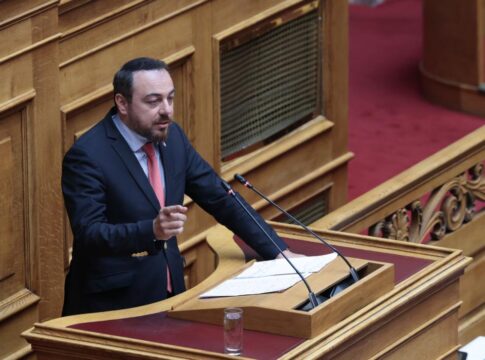 Φραγκίσκος Παρασύρης: Εκατοντάδες παιδιά εκτός παιδικών σταθμών και το Υπουργείο απαντά «δώσαμε vouchers»