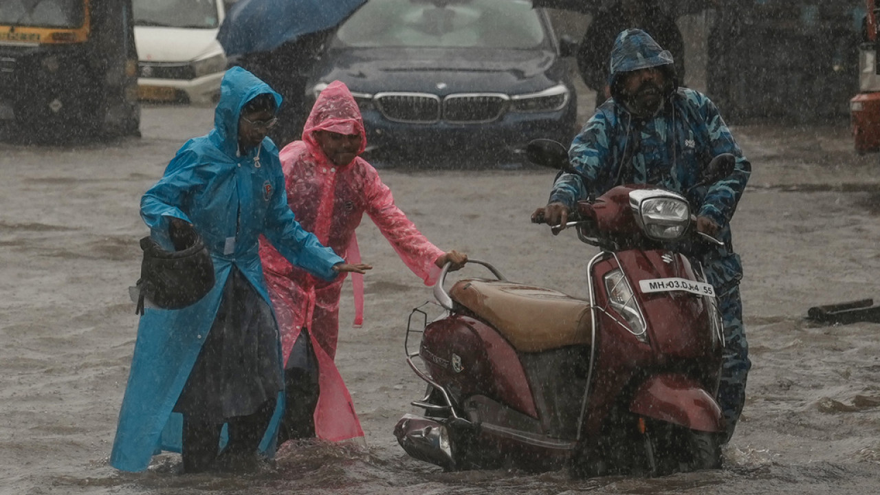 Ινδία: 13 νεκροί σε πλημμύρες στα Ιμαλάια -  3.700 άνθρωποι απεγκλωβίστηκαν
