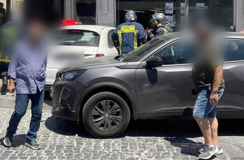 Αυτοκίνητο “εισέβαλε” σε πρακτορείο ταξιδίων στο κέντρο του Ηρακλείου