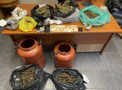 Ηράκλειο: Έφοδος αστυνομικών σε σπίτι αποκάλυψε κάνναβη, κοκαΐνη και άγνωστης σύστασης σκόνη