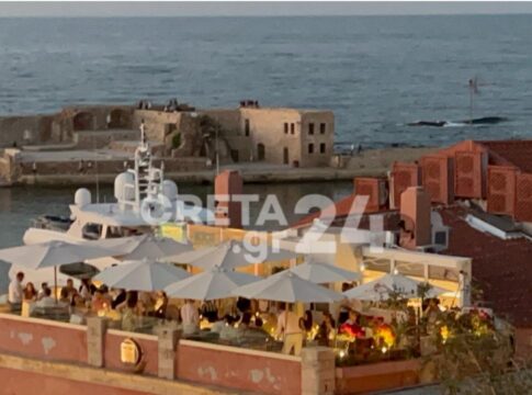 Κασσελάκης-Τάιλερ: Ξεκίνησαν οι γαμήλιες εκδηλώσεις – Δείπνο με θέα το Ενετικό Λιμάνι των Χανίων