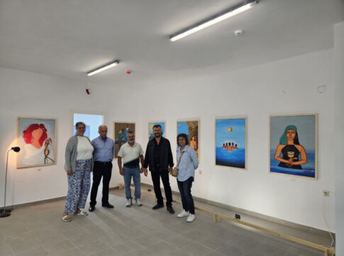 Με μεγάλη προσέλευση κοινού εγκαινιάστηκε η ομαδική Έκθεση Ζωγραφικής «Θάλασσα στον Βράχο», στο ανοικτό Θέατρο Γέργερης