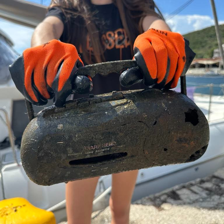 Πόρτο Κουφό Χαλκιδικής: Ανέσυραν από αφρολέξ μέχρι κασετόφωνα