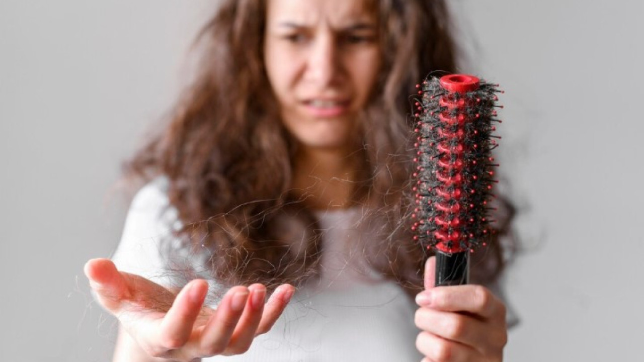 Τριχόπτωση: Πώς το άγχος την επηρεάζει και τρόποι να το αντιμετωπίσεις