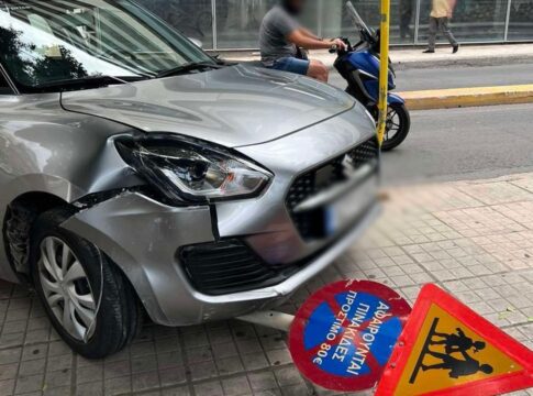 Αυτοκίνητο «καβάλησε» πεζοδρόμιο και έπεσε πάνω σε πινακίδα στο κέντρο του Ηρακλείου