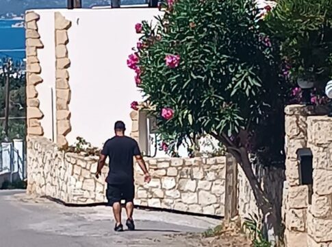 Απίστευτο περιστατικό απόπειρας διάρρηξης στην Κρήτη – Bιντεοσκόπησε τον άνδρα που προσπάθησε να μπει στο σπίτι της