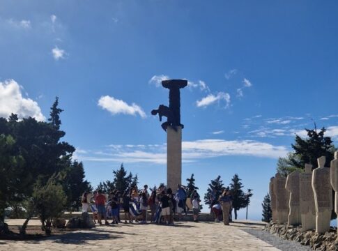 Δήμος Βιάννου: Οι μικροί μαθητές κατέθεσαν στεφάνι στο Πανδημοτικό Μνημείο