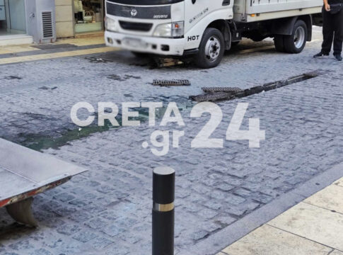 Hράκλειο: Νέο τροχαίο στο σπασμένο φρεάτιο – Ανάστατοι οι καταστηματάρχες