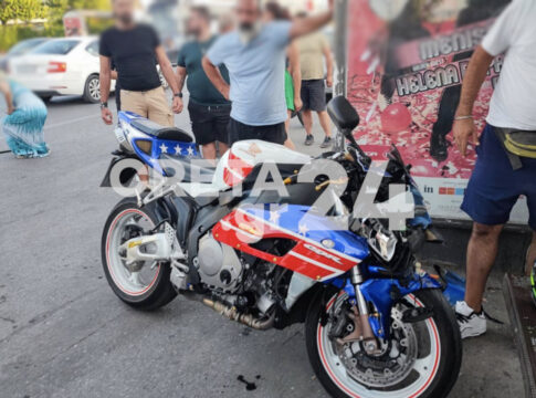 Ηράκλειο: Χωρίς δίπλωμα ο οδηγός της μηχανής που έπεσε σε στάση και τραυμάτισε μητέρα και τρία παιδιά – Στην παιδοχειρουργική τα δύο αδέρφια