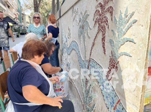 Ηράκλειο: Εθελοντές και μαθητές δημιουργούν ένα ψηφιδωτό στην καρδιά της πόλης