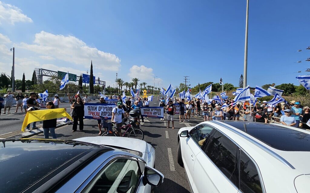 Protestors demanding a hostage deal block the Kfar HaYarok Junction in north Tel Aviv, September 2, 2024. (Zohar Ben-Yehuda/Pro-Democracy Protest Movement)