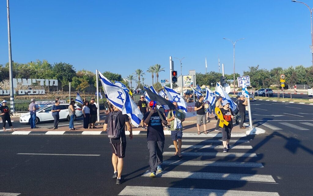 Protesters demanding a deal to release the hostages block the Shilat Junction near Modi'in, September 2, 2024. (Jonathan Porat Lubensky/Pro-Democracy Protest Movement)