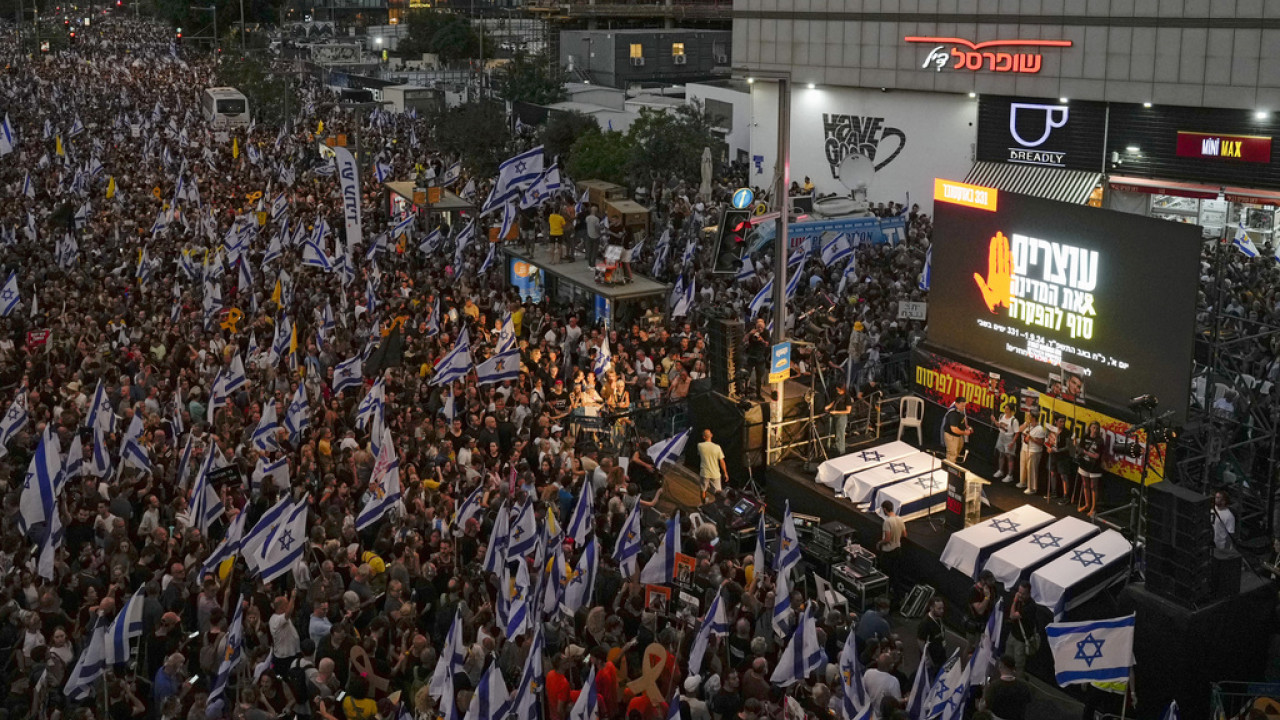 Ισραήλ: Στο «καναβάτσο» ο Νετανιάχου: Γενικός ξεσηκωμός για τους 6 ομήρους